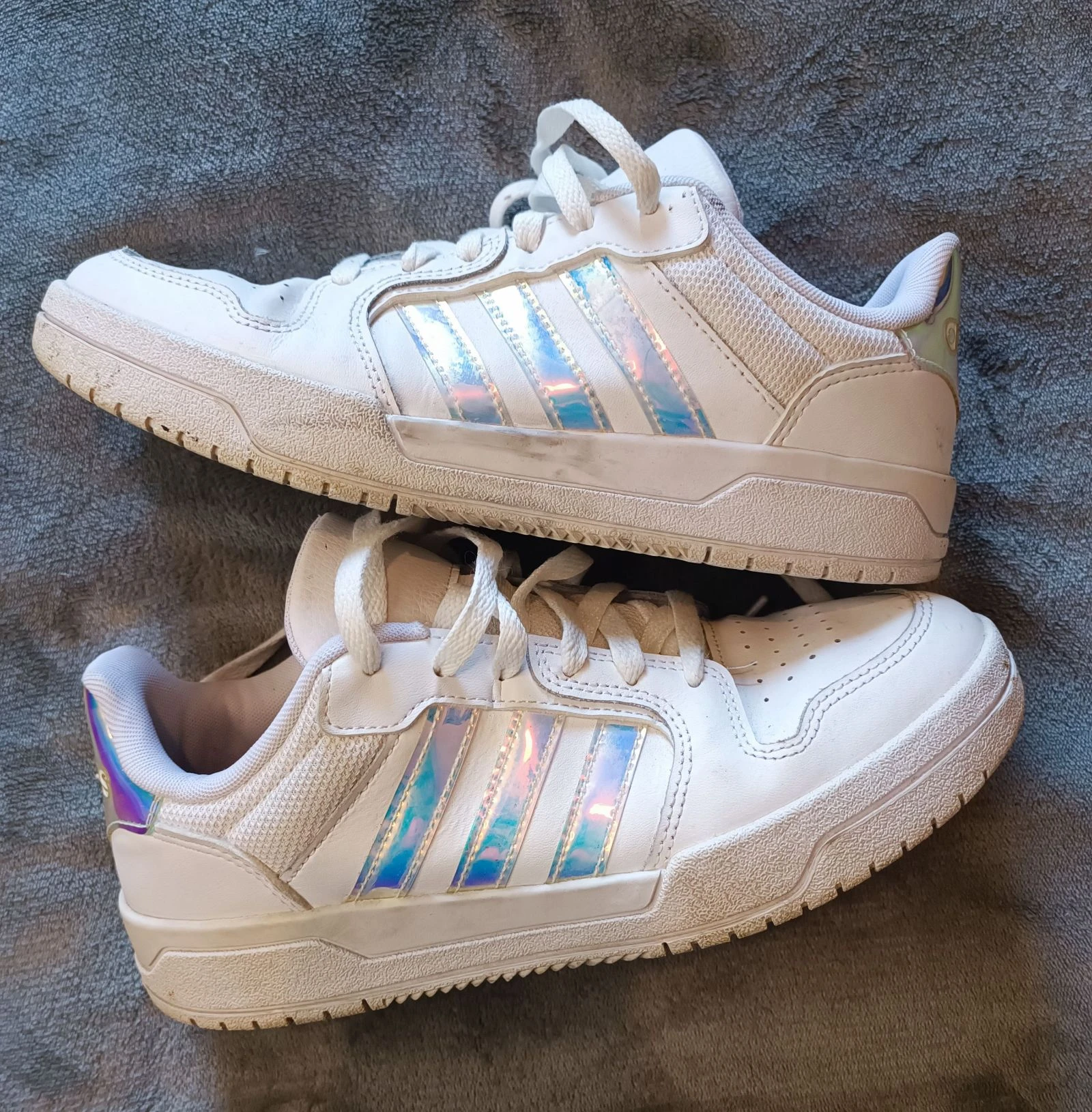 Pair of women's adidas sneakers in good condition size 39.5 white color – photo 2